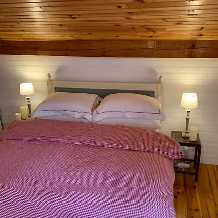 Le Papillon French Farmhouse Rozes